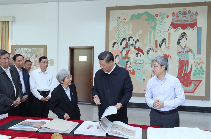 8月19日至22日，中共中央總書記、國家主席、中央軍委主席習(xí)近平在甘肅考察。這是19日下午，習(xí)近平在敦煌研究院察看珍藏文物和學(xué)術(shù)成果展示，了解文物保護(hù)和研究、弘揚(yáng)優(yōu)秀歷史文化情況。